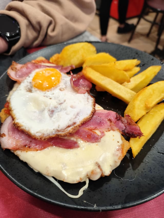 Milanesa americana (t.frito, q, bacón, huevo) c/guarnición  - Loren RestoBar