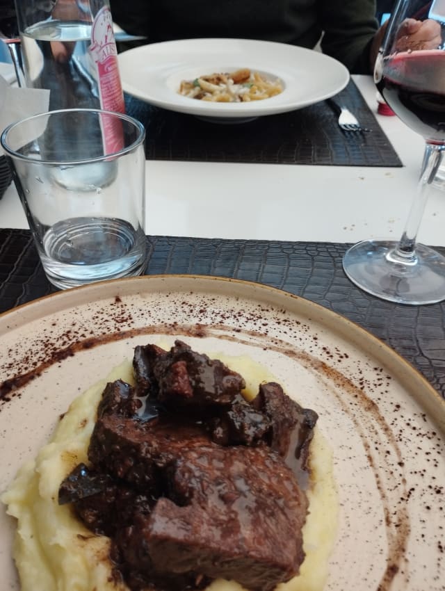 Guancia di manzo confit al cacao con hummus di ceci al peperone crusco - I Portoni Di Zolì, Bologna