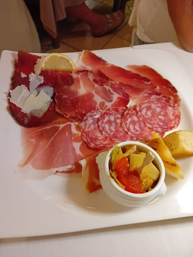 Tavolozza di Salumi con focaccina calda - La Terrazza Sul Lago