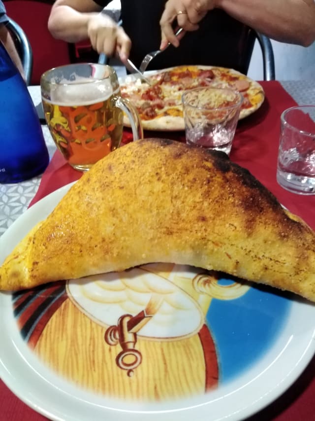 Calzone Liscio - Skorpion Restaurant & Lounge