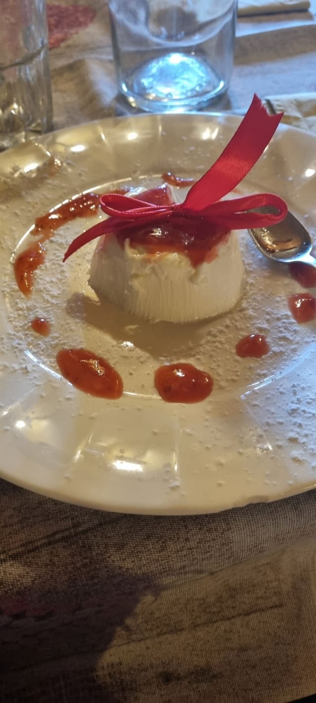 Panna cotta con salsa fragole - Agriturismo la Freschera