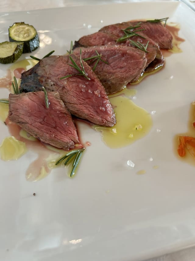 Tagliata di manzo al rosmarino  - Ristorante Enoteca “Osteria del Lago”