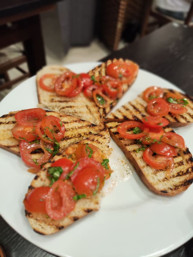 Bruschette di pane casareccio con pomodorini, origano, aglio, olio e basilico (pz 6) - Rotonda Oberdan Grill Bar