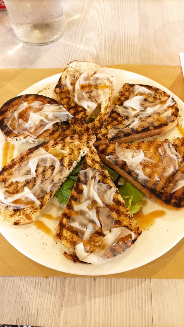 Bruschetta con Lardo delle Alpi Apuane e miele - Rotonda Oberdan Grill Bar