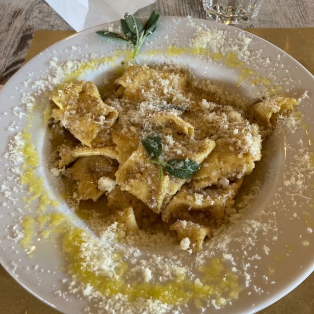 Caramelle di zucca al burro e salvia con scaglie di Tombea - Rotonda Oberdan Grill Bar, Brescia