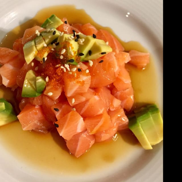 TARTARE DI SALMONE CON AVOCADO E UOVA DI PESCE - Sen Kaiten Sushi, Cerro Maggiore