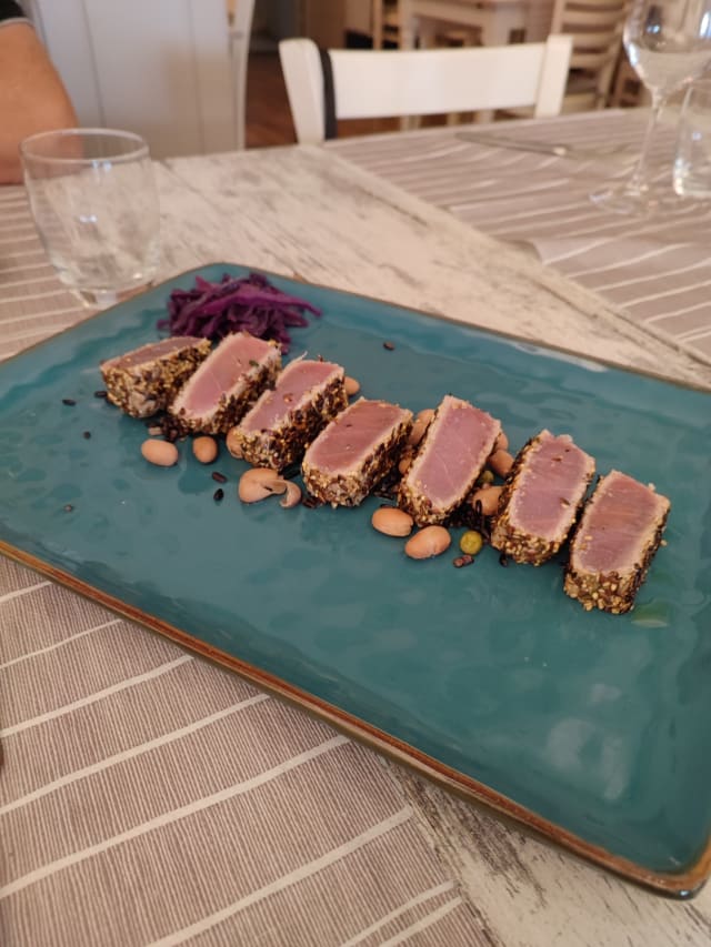 Tagliata di tonno alle erbette aromatiche e fagioli schiacciati - Trattoria il Capitano, Viareggio