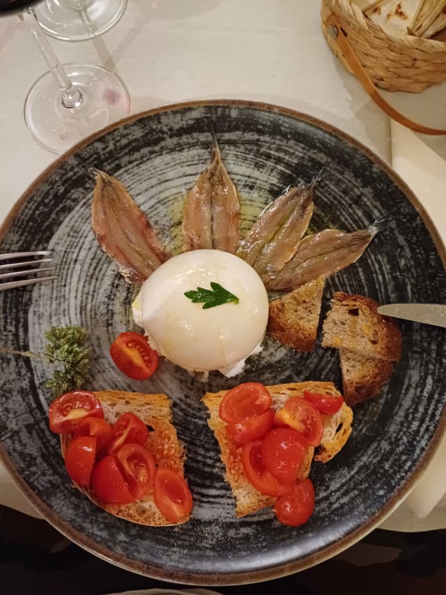 Burrata con acciughe del cantabrico e crostone ai pomodorini - Osteria Il Paiolo