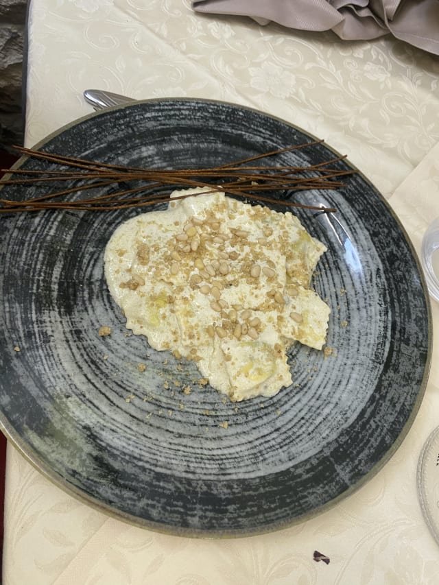 Ravioli crema di tartufo, noci e pinoli - Il Molo, Livorno