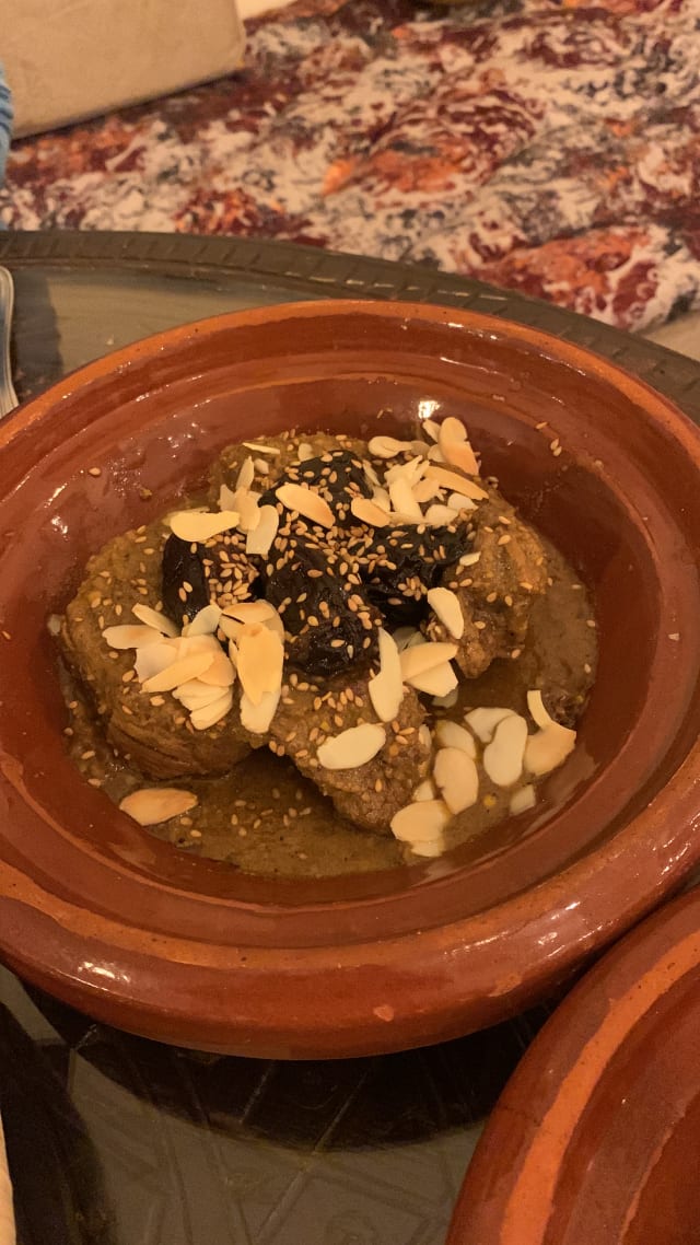 Tajine di frutta speziata con fiori d'arancio e cioccolato