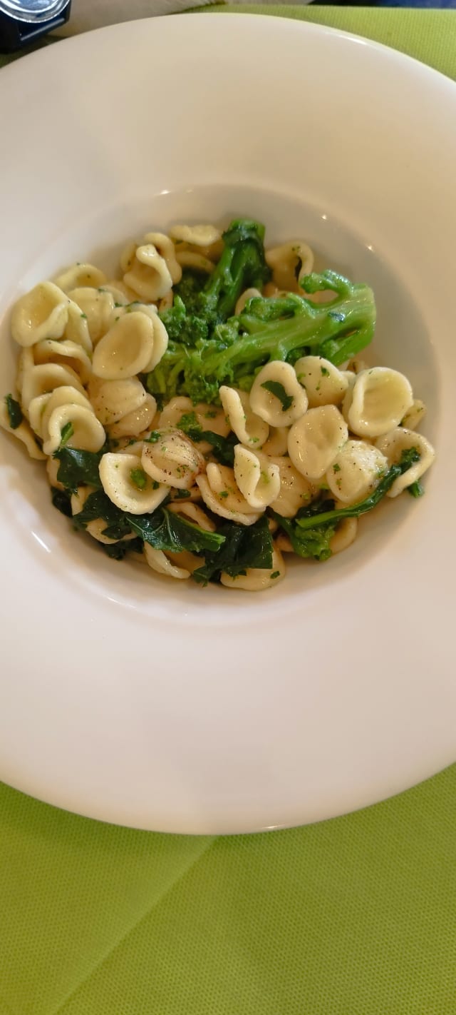 Orecchiette con cime di rape - Tipica - Cucina Barese