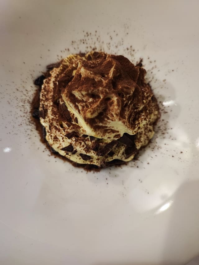 Nuvola di tiramisù con scaglie di cioccolato fondente 70% e biscotto croccante - Amarantos, fatto in casa per davvero, Porto Recanati