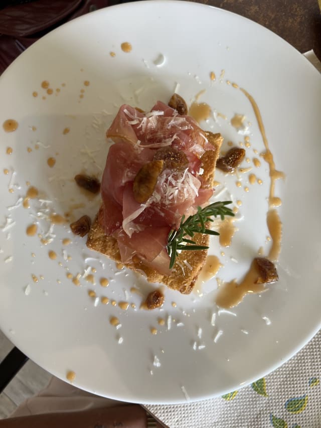 Canapè croccante con caprino, prosciutto crudo e fichi caramellati al vin santo - Dagli Alti