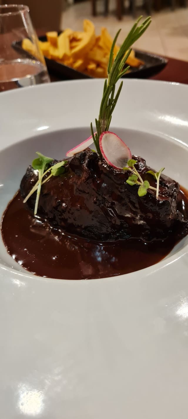 Guancia di manzo brasata al vino rosso e cioccolato fondente  - L'Officina dei Sapori, Rome