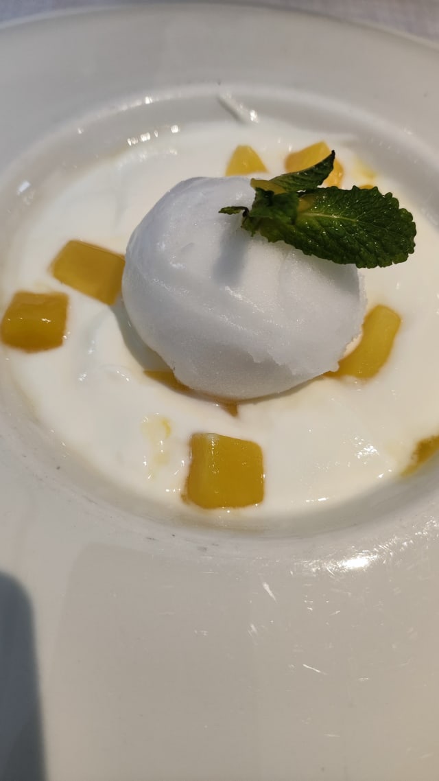 Cremoso de yogurt griego con helado de limón, dados de mango y escamas de maracuyá - SoMa - Hotel Vincci SoMa, Madrid