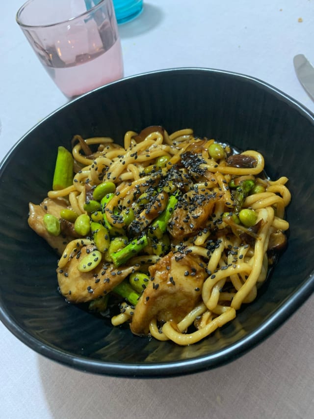 Fideos udon salteados con setas, edamame y pollo vegano con salsa teriyaki - SoMa - Hotel Vincci SoMa, Madrid