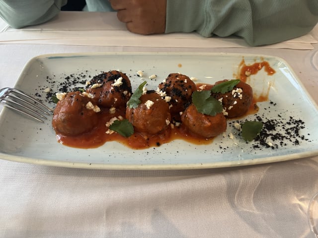 Albondigas de berenjena con falso tomate de remolacha y migas de feta - SoMa - Hotel Vincci SoMa, Madrid