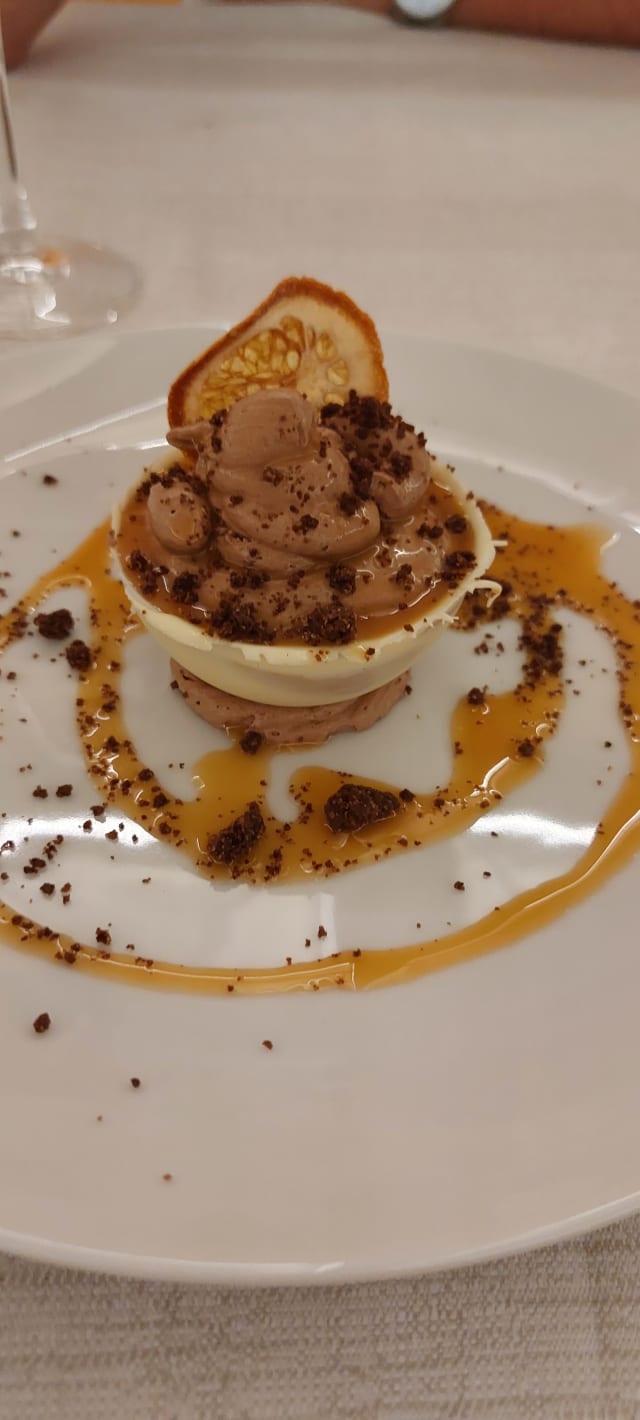 Semisfera ai due cioccolati con caramello salato - Villa Amaranto eventi e cucina