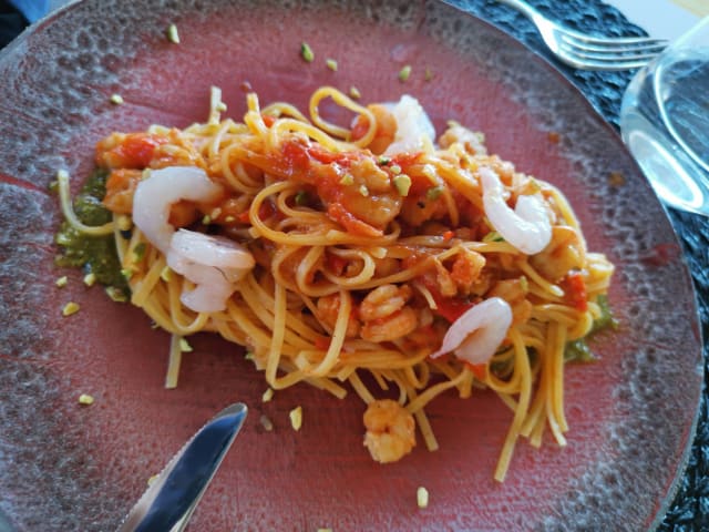 Tagliolini di pasta fresca con pesto di pistacchio e gamberi - Al Duomo, Taormina