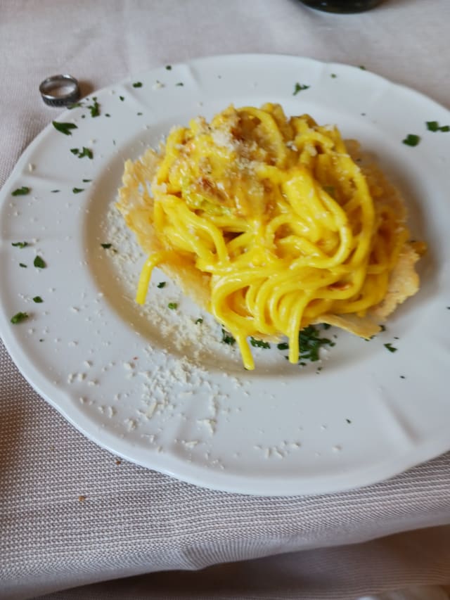 Tagliolini serviti nel cestino di grana - Ristorante Pizzeria Braceria Ravioleria CENERENTOLA, Frascati