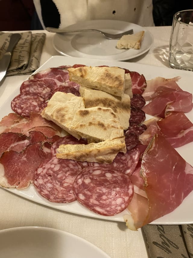 Tagliere di salumi umbri con torta al testo - Locanda del Podestà