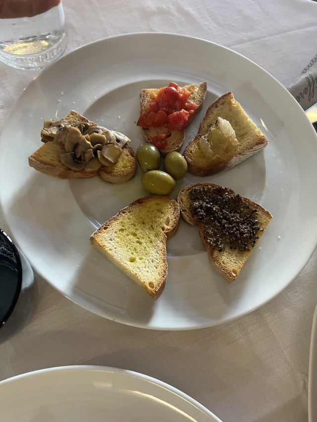 Fantasia di bruschette con pomodori, funghi, lardo, olio extrav. e tartufo macinato - Locanda del Podestà, Assisi