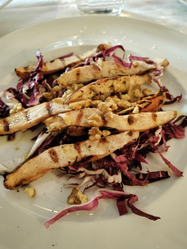 Tagliata di pollo alla griglia con radicchio e noci - Locanda del Podestà, Assisi