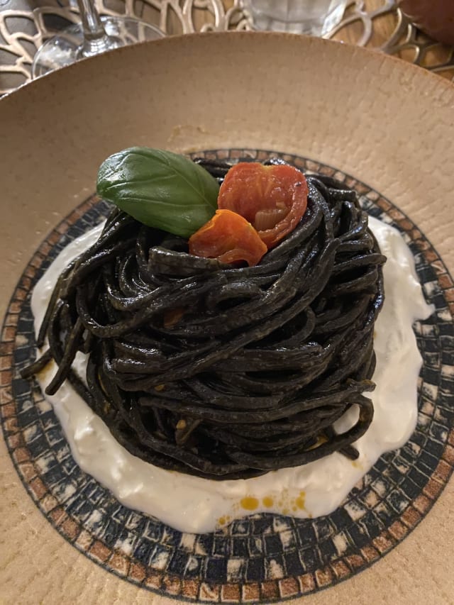 spaghettone al nero di seppia con pomodorini, stracciatella, basilico e peperone crusco - Ai Palmenti