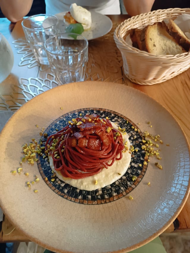 spaghettone alla barbabietola con crema di pecorino e guanciale e granella di pistacchio - Ai Palmenti