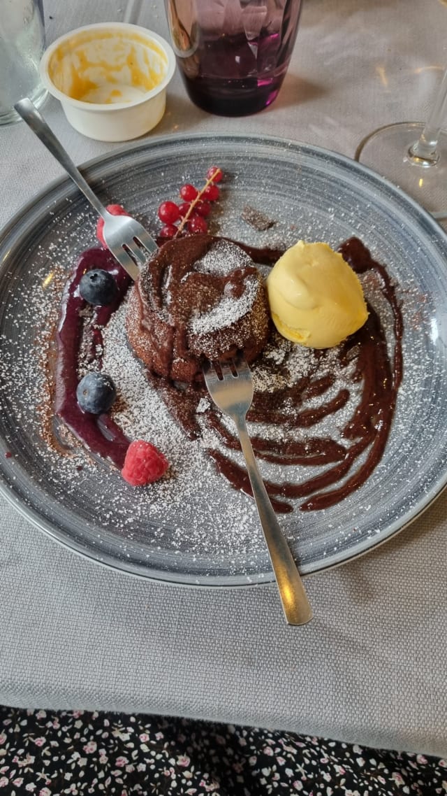 Tortino al cioccolato fondente con gelato  - Mare in Pasta - Enoteca di Mare