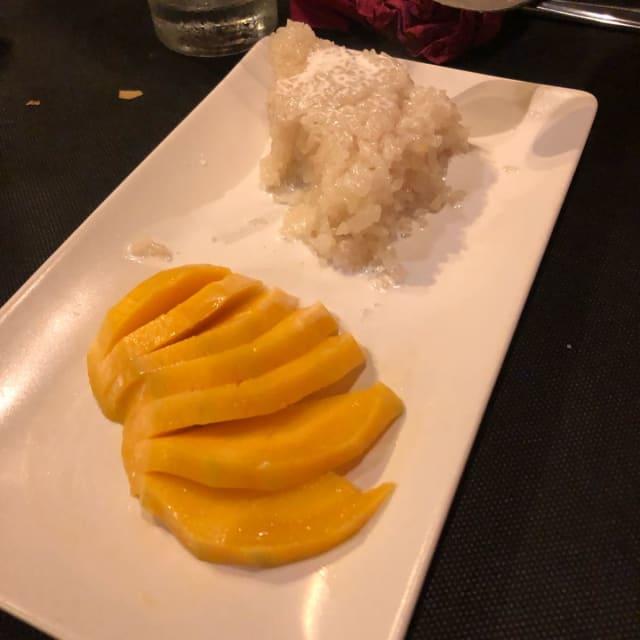 Khao Nao Mamuang (arroz glutinoso con mango fresco) - Bualuang Thai, Torredembarra