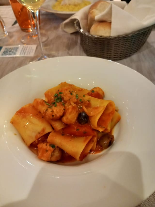 Paccheri con Pesce Azzurro** ai Profumi del Mediterraneo - Il Giardino Bar & Restaurant by “UNA cucina”