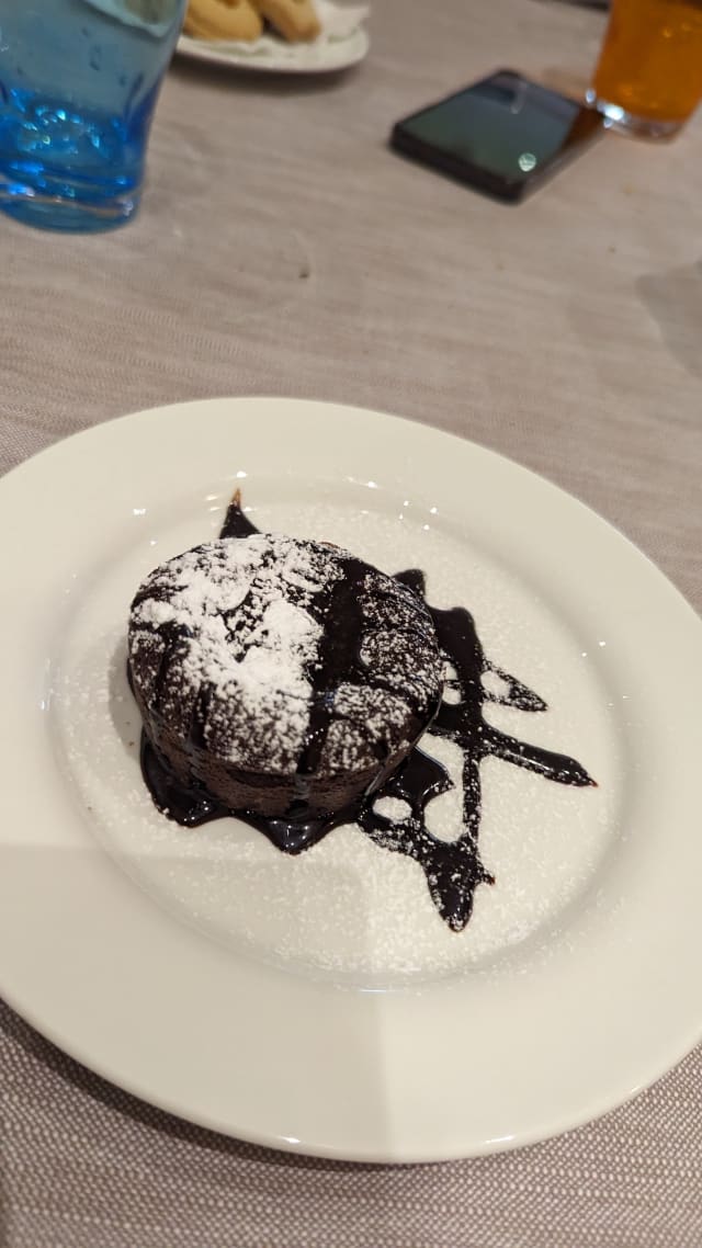 Tortino con Cuore Morbido di Cioccolato Fondente al 75% con Salsa Mou - Il Giardino Bar & Restaurant by “UNA cucina”, Milan