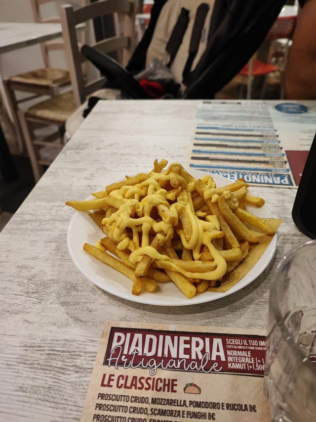 Patatine fritte con salsa cheddar - Hamburgeria Pizzeria  Paninoteca Piadina dell'Alba, Riccione