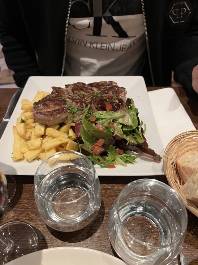 BELLE ENTRECOTE « SELECTION BOUCHERE » GRILLEE, FRITES SALADE - L'Amazonial