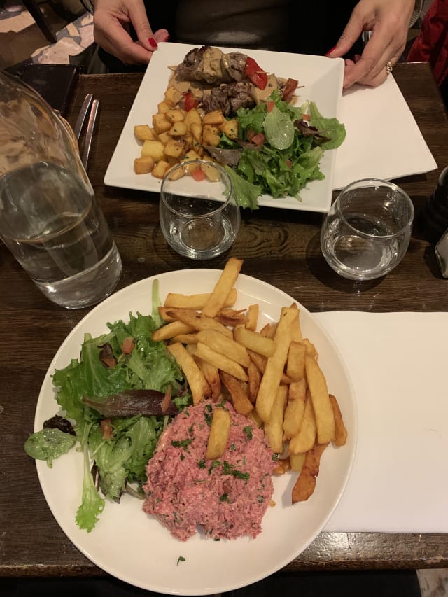 TARTARE DE BŒUF PREPARE, FRITES « MAISON » ET MESCLUN - L'Amazonial, Paris