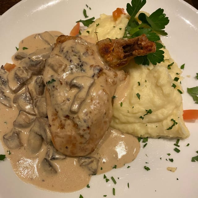 SUPREME DE POULET A LA CREME DE CHAMPIGNONS, PUREE - L'Amazonial, Paris