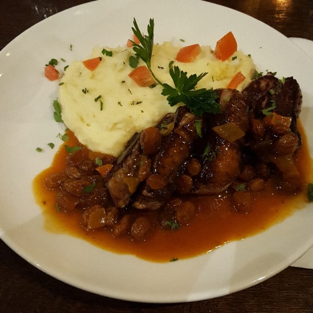 CUISSE DE CANARD CONFIT AUX RAISINS, PUREE AU PARMESAN - L'Amazonial, Paris