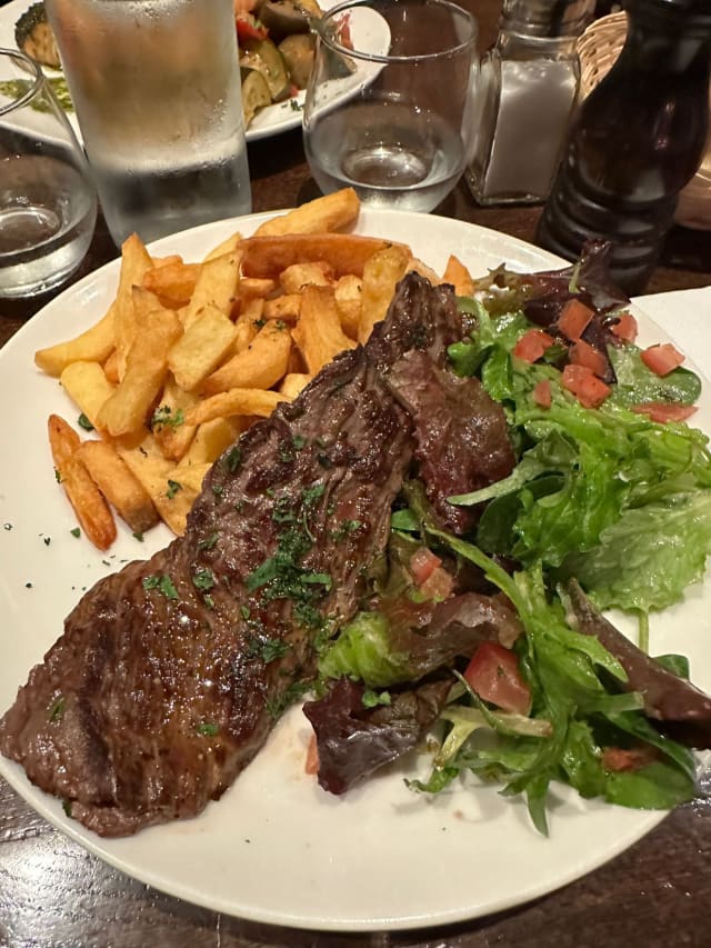 PIECE DU BOUCHER GRILLEE, FRITES “maison” ET SALADE - L'Amazonial