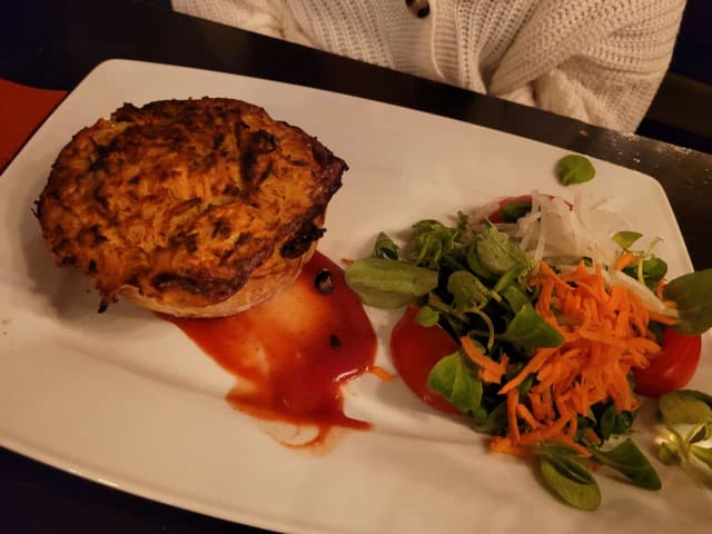 Vegetarian - Homemade vegetable pie served with a fresh salad and homemade ketchup - De Blauwe Hollander