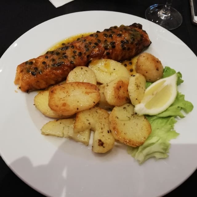 Grilled salmon with passion fruit sauce - Madeira Flavours, Funchal