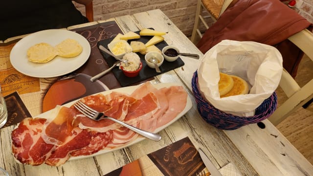 Tagliere di salumi e formaggi e verdure con gnocco fritto e tigelle ( per due persone) - La Gnoccheria