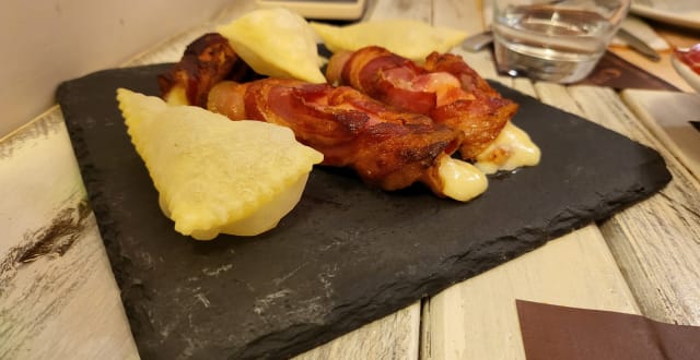 Involtini di ancetta croccante con ecorino cremoso e gnocchetti fritti - La Gnoccheria