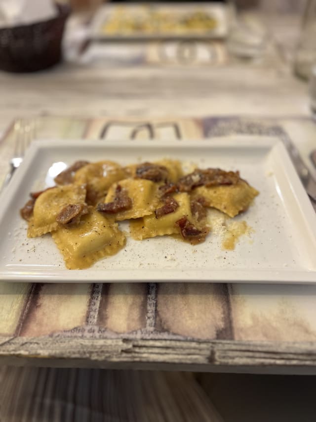 Ravioli ripieni di cacio e pepe con guanciale di Amatrice - La Gnoccheria