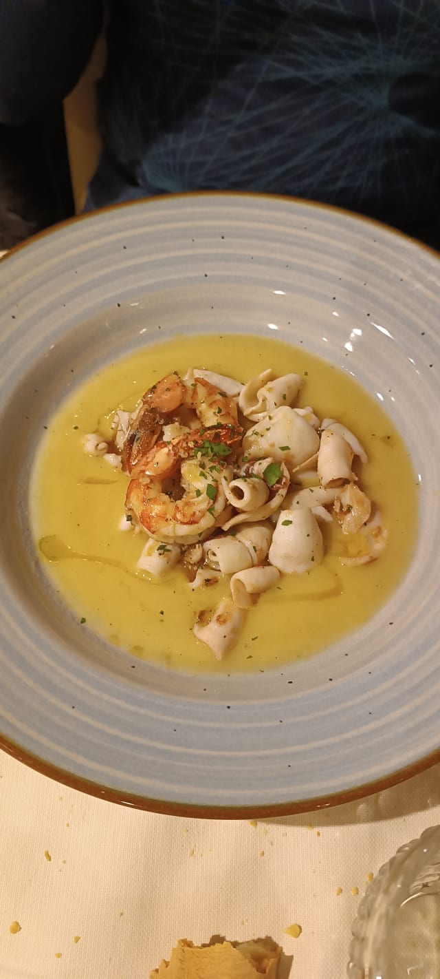 Spadellata di Calamari e Code di Gamberi su Crema di Zucchine e Menta  - Cozzeria Pluma, Pistoia