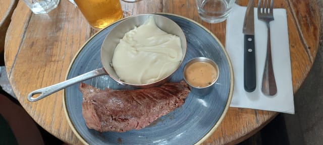 Onglet de jeune bovin de l’aveyron, sauce au choix, aligot - Le Trésor, Paris