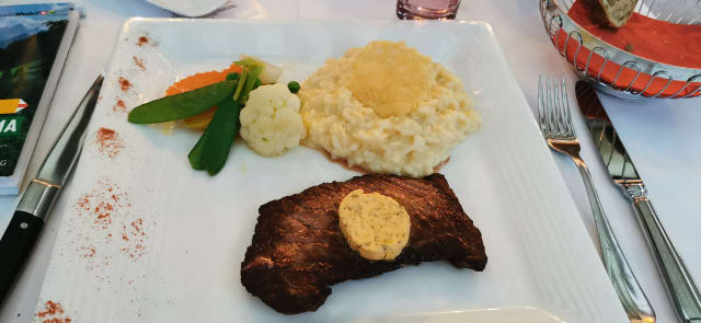 Steak de boeuf, 200gr beurre Milan GRTA frites et légumes - Le Milan