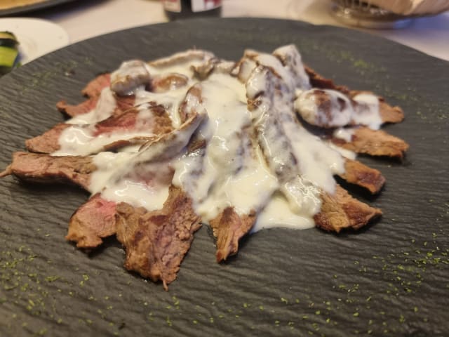 Tagliata di manzo con spinaci e fonduta di grana - Il Mosaico