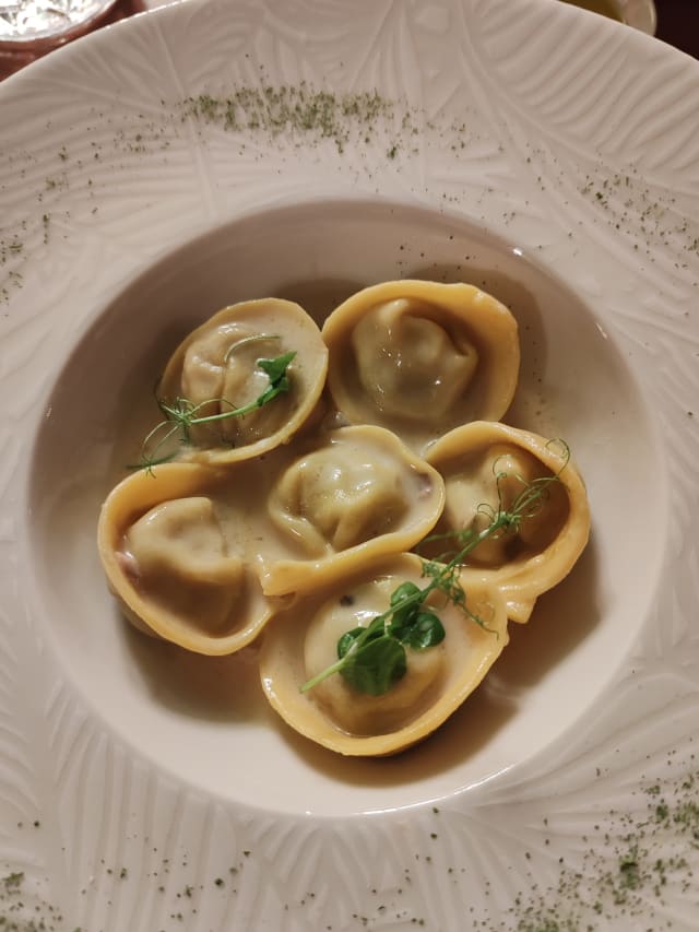 Tortelli di pasta fresca fatti in casa ripieni di anatra con genovese di cipolle, maggiorana e salsa di parmigiano vacche rosse - Joe Scarpetta, Monza