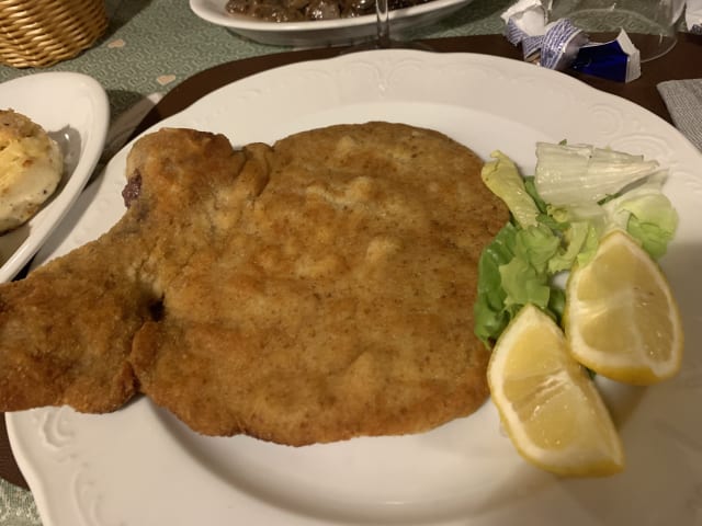 Cotoletta Di Vitello Alla Milanese Con Osso Grammi 400 Doppia Impanatura - Ristorante la Baitina di Asiago